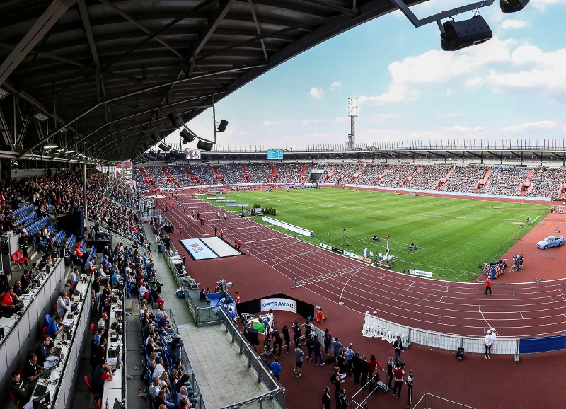 Městský stadion při loňské Zlaté tretře. Foto: Adolf Horsinka